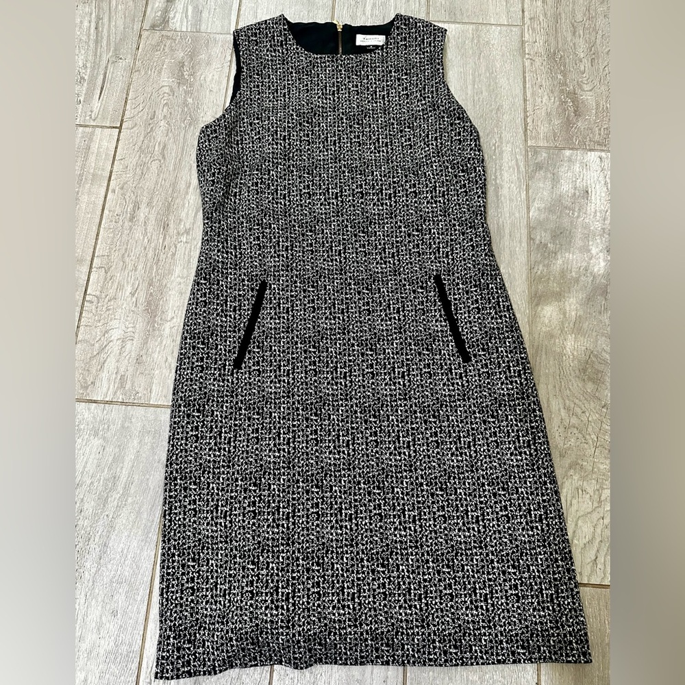Elegant Black/White Dress with Pockets